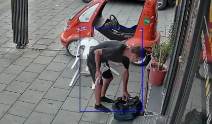 İş yerinin önünde unutulan takım çantasını aldı, bir gün sonra geri bıraktı