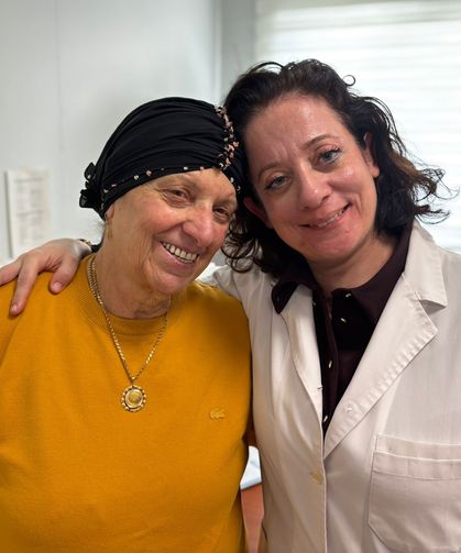 Bir gecede ses telleri felç olan anneyi doktor kızı iyileştirdi