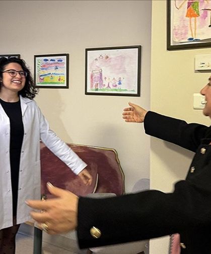 Çocukluk çağı kanserini yenen doktor hastalara şifa dağıtıyor