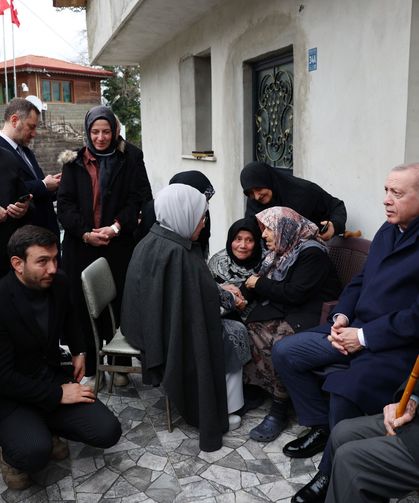 Cumhurbaşkanı Erdoğan, komşularıyla bayramlaştı