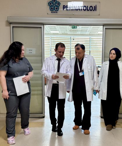 Profesör, doğumlarını gerçekleştirdiği iki doktor ve hemşireyle görev yapıyor