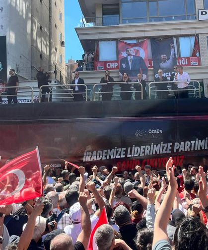 Özgür Özel: Derhal kurultay yapın, partiyi seçilmiş bir genel başkana kavuşturun