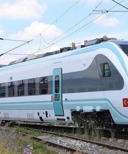 Milli elektrikli hızlı tren saatte 240 kilometre hıza ulaşarak rekorunu yeniledi