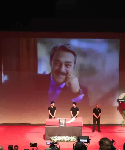 Kadir İnanır için Harbiye Muhsin Ertuğrul Sahnesi'nde tören