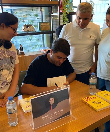 Behçet Darğın yeni kitabını okurları için imzaladı