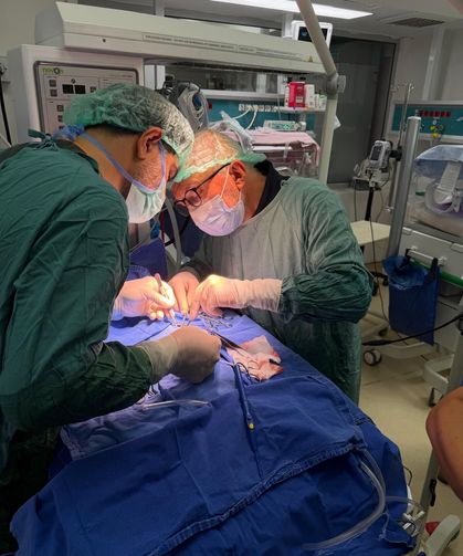 610 gram doğan Rüzgar bebeğe, yoğun bakım ünitesinde yatak başında kalp ameliyatı