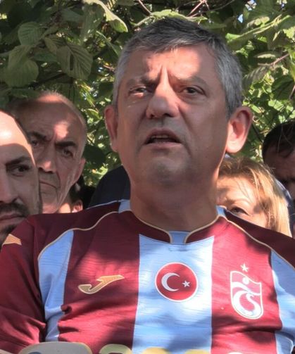 Özgür Özel Trabzon'da esnafı ziyaret etti, parti binası önünde konuştu