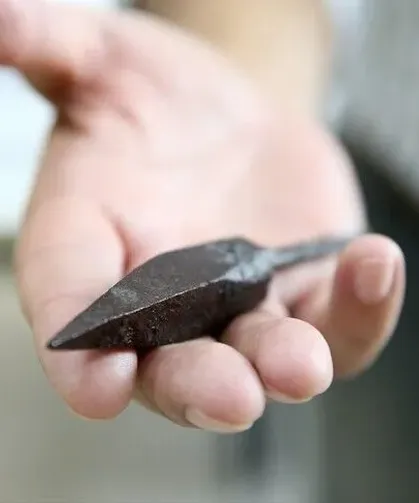 Malazgirt'teki kazılarda çıkarılan metal objeler laboratuvarda kayıt altına alınıyor