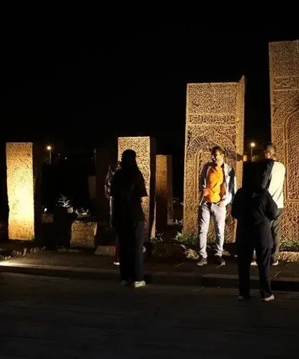 Selçuklu Meydan Mezarlığı'ndaki asırlık taşlar akşam da ziyaretçi çekiyor