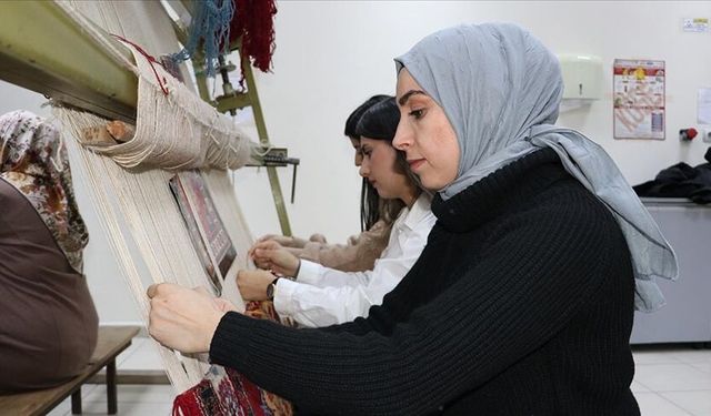 Türk motifleri üniversiteli gençlerin eliyle geleceğe taşınıyor