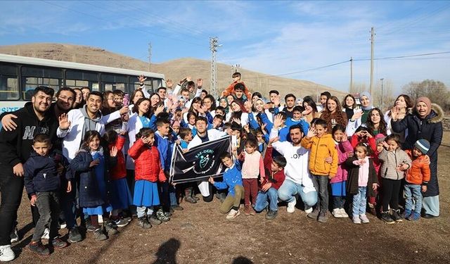 Diş Hekimliği öğrencileri diş bakımı yaptıkları çocuklara kıyafet hediye ediyor