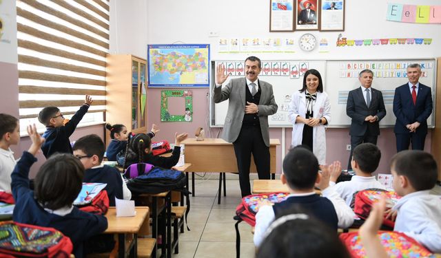 Bakan Tekin, Ankara'da Ergenekon İlkokulu'nu ziyaret etti