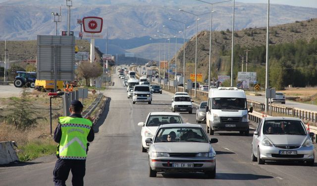 "Kilit Kavşak" Kırıkkale’de bayram trafiği yoğunluğu başladı