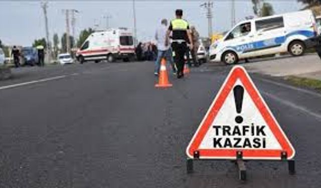 Diyarbakır'da Hafif Ticari Araç Elektrik Direğine Çarptı: 3 Yaralı