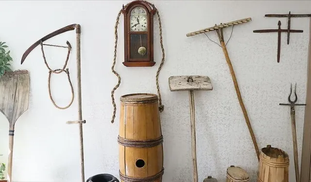 Tarım müdürü makam odasını eski tarım aletleri ve eşyalarla donattı