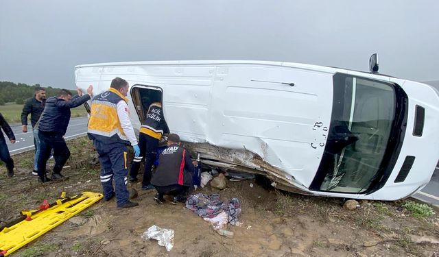Rehabilitasyon öğrencilerinin de taşındığı yolcu minibüsü kaza yaptı; 1 ölü, 7'si öğrenci 13 yaralı