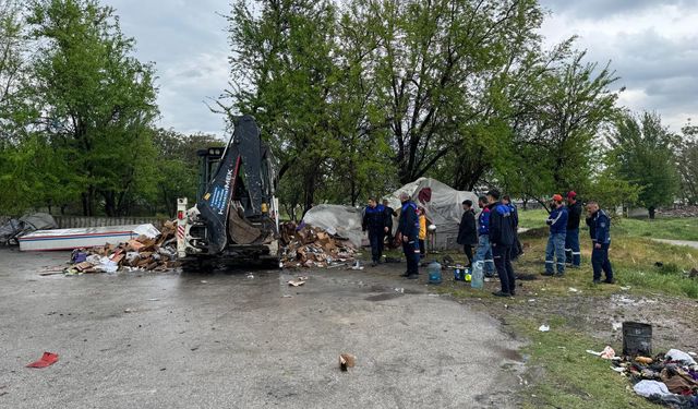 Çöp ve atık yığınları Sincan Belediyesi ekiplerince temizlendi