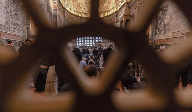 Kariye Camisi'nde 79 yıl sonra ilk cuma namazı kılındı