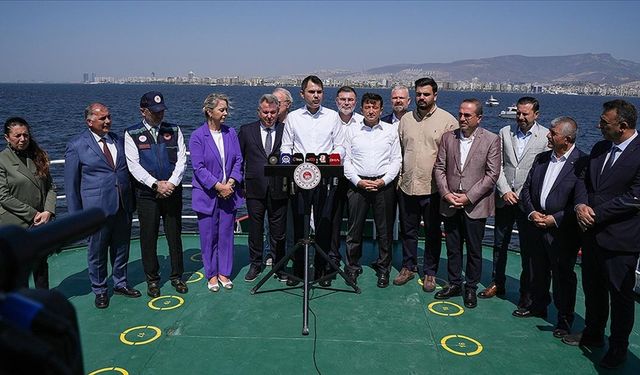 Bakan Kurum: İzmir Körfezi'nde büyük bir çevre felaketi yaşanıyor