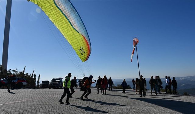 Bilecik'te 101 paraşütçü "Cumhuriyet'in 101'inci yıl dönümü" için uçtu