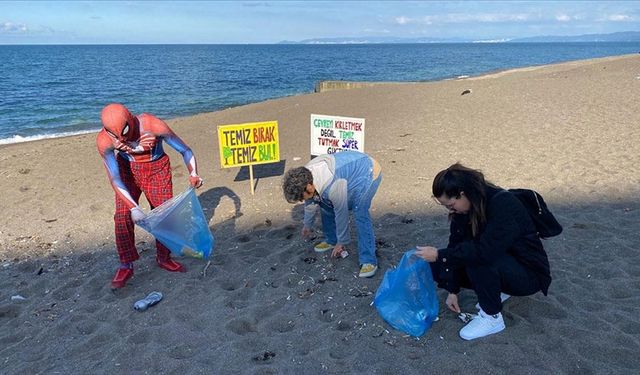 Türkiye'yi gezen "Örümcek Adam" Düzce'de sahil temizliği yaptı