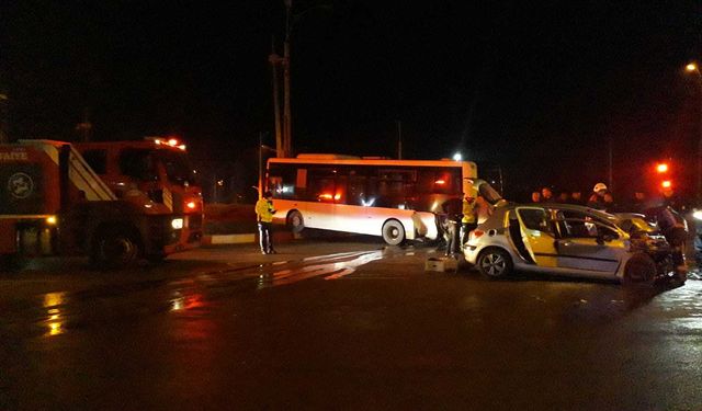 Belediye otobüsüyle çarpışan otomobilin sürücüsü öldü