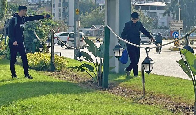 İskenderun'da 'çimlere basma' sesli uyarı sistemi gençlere eğlence oldu