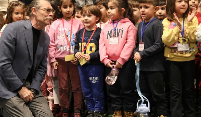 Başkan Beşikcioğlu, çocuklara tiyatro sahnesi tanıttı