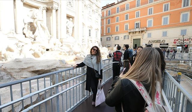 Roma'nın bakıma alınan tarihi Trevi Çeşmesi'ne portatif yürüyüş yolu yapıldı