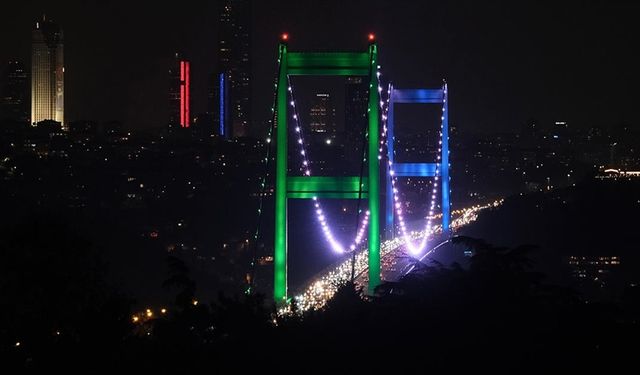 FSM Köprüsü, Özbekistan Milli Bayrak Günü için ışıklandırıldı