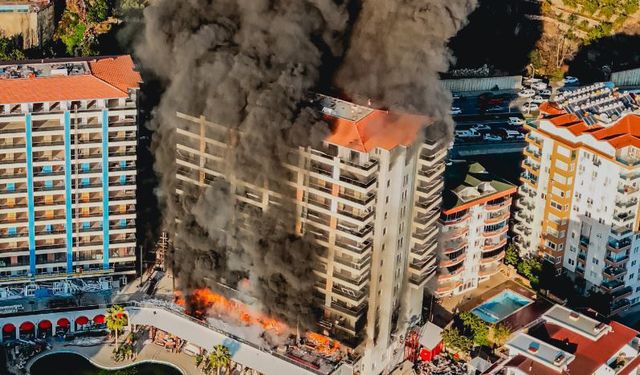 Antalya'da 12 katlı inşaatta çıkan yangın söndürüldü