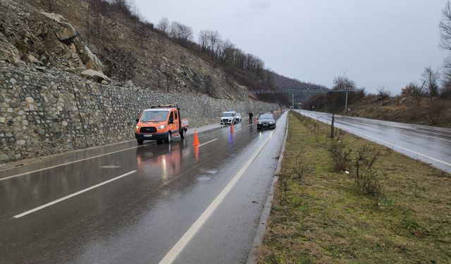 Düzce'de heyelan nedeniyle yolun tek şeridi ulaşıma kapandı