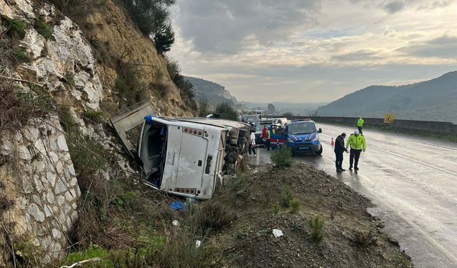 Festivale gidenleri taşıyan tur midibüsü devrildi; 23 yaralı