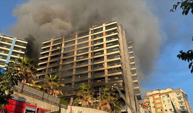 Alanya'da otel inşaatında çıkan yangına müdahale ediliyor