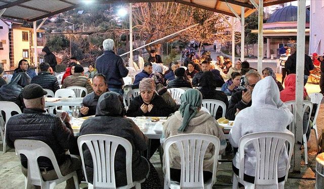 Mahalle sakinleri 16 yıldır iftarda aynı sofrada buluşuyor