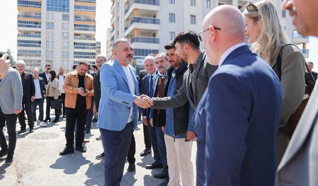 Başken Ercan Sincanlıları dinliyor
