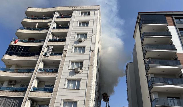 6 kişinin dumandan etkilendiği yangın, çocukların halıyı tutuşturmasıyla çıkmış