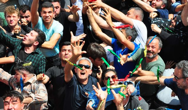 8 ton mesir macunu 20 dakikada halka saçıldı