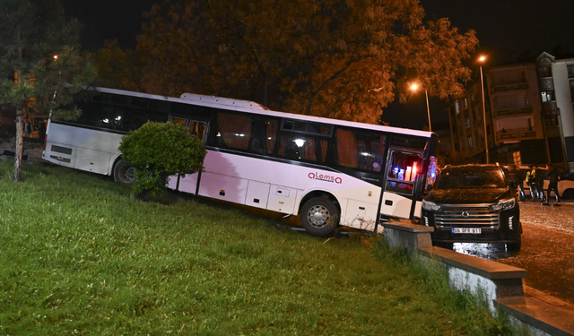 Ankara'da park halindeyken freni boşalan işçi servisi, araçlara çarparak durabildi