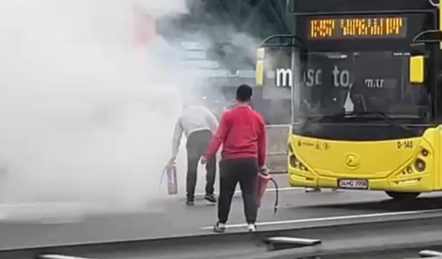 Bağcılar'da motorunda yangın çıkan araç, çevredekilerin müdahalesiyle söndürüldü