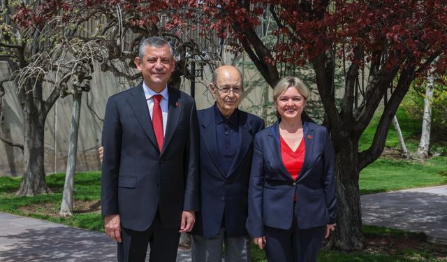 CHP'li Özel'den Sezer'e ziyaret