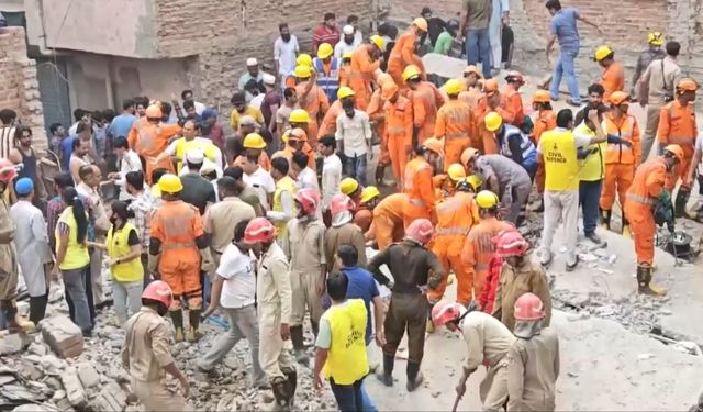 Hindistan'da 4 katlı bina çöktü: 11 ölü
