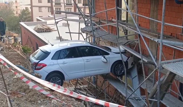 Kartal'da yoldan çıkan otomobil inşaat ile duvar arasında sıkıştı