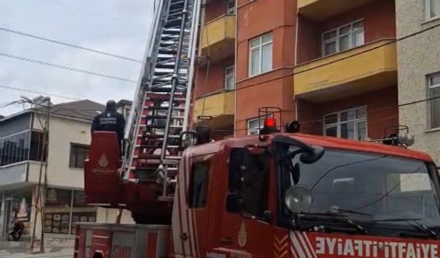 Sancaktepe'de 5 katlı metruk binanın balkonu çöktü