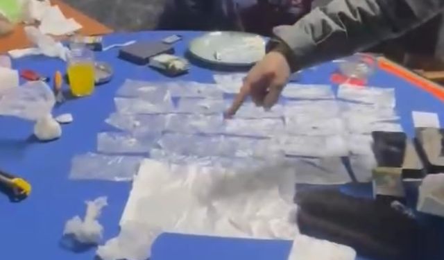Taksim'de kıraathaneye kumar operasyonu; uyuşturucu paketlerken yakalandılar