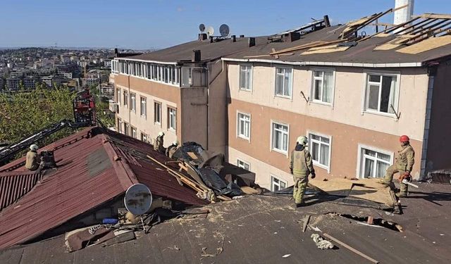Üsküdar'da rüzgar nedeniyle uçan çatı, 2 binanın üzerine düştü