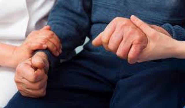 'Parkinson'un erken evre belirtileri koku duyusunda azalma, kabızlık, uykuda konuşma olabiliyor'