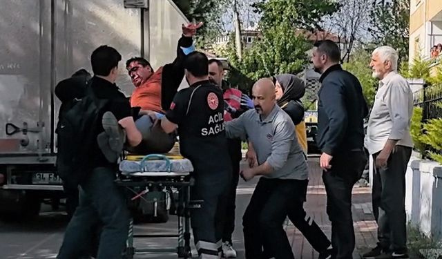 Kardeşini okuldan almaya giderken kamyonetin çarptığı motosikletli ağır yaralandı