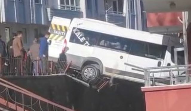 Kontrolden çıkan okul servisi apartmana çarptı: 2 öğrenci yaralandı