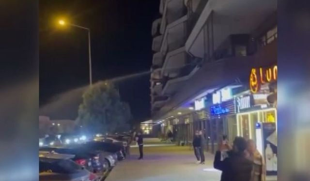 Yüksek sesle müzik açan sürücülerin araçlarına balkondan hortumla su sıktı